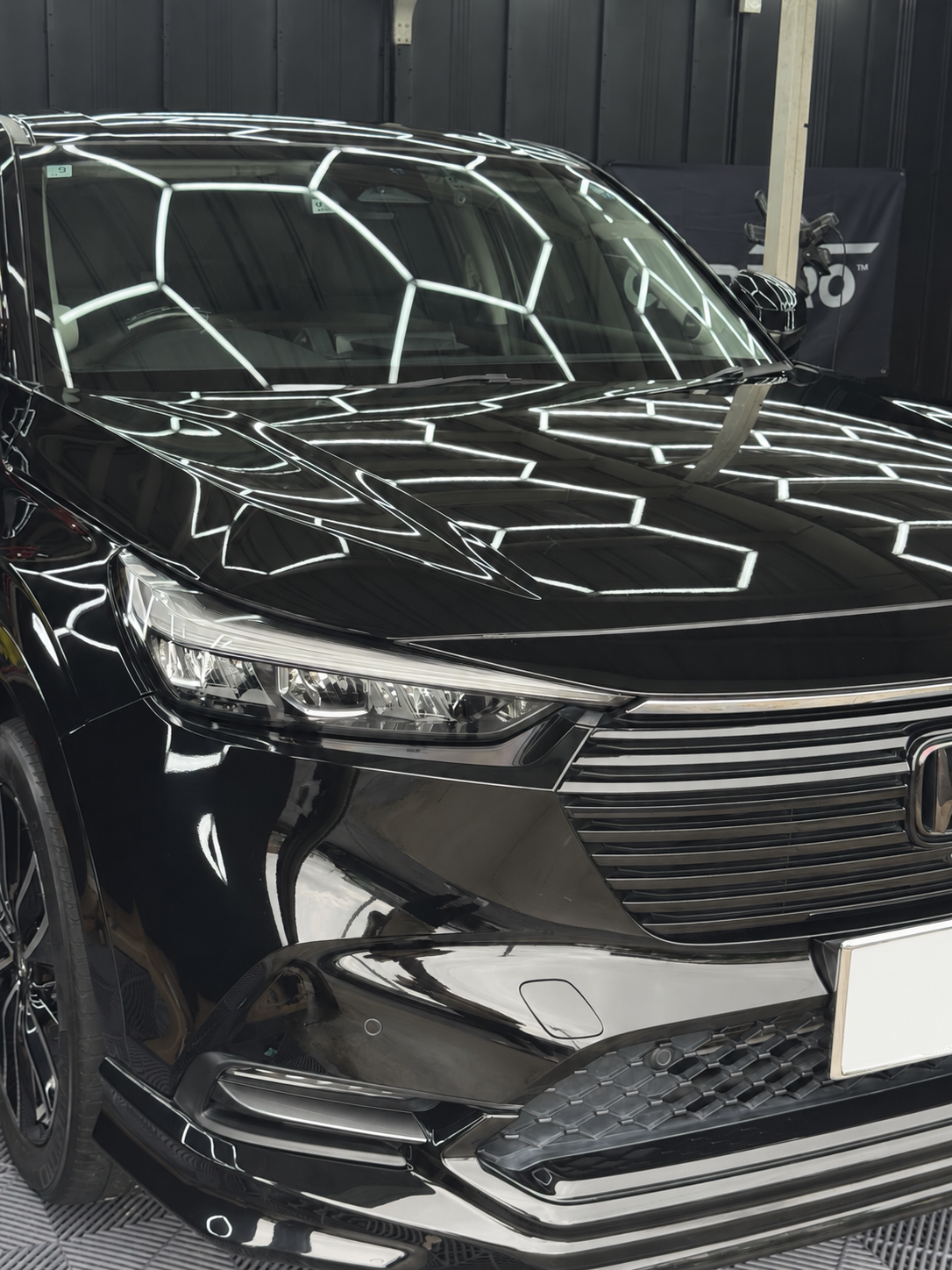 ガラス・ウィンドウ・ホイールコーティングを施工した黒いホンダ ヴェゼル｜岐阜県本巣市BABJ