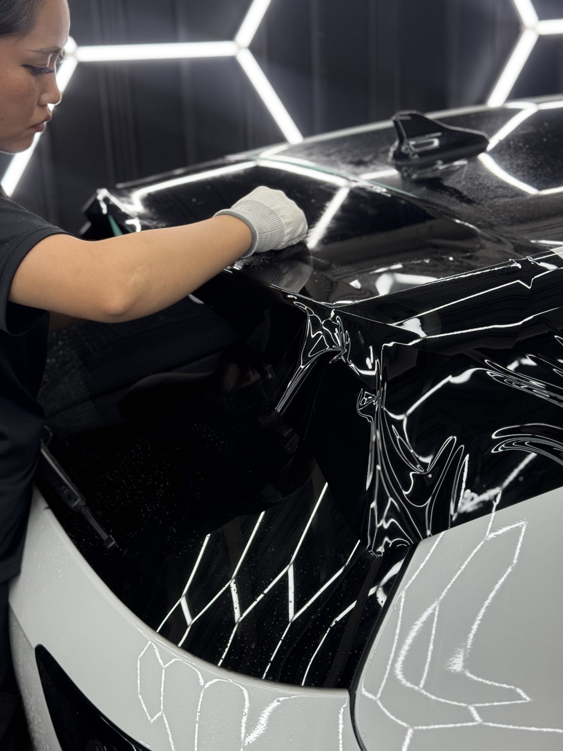 ゴルフGTIのルーフスポイラーにグロスブラックカラーPPFを施工する様子