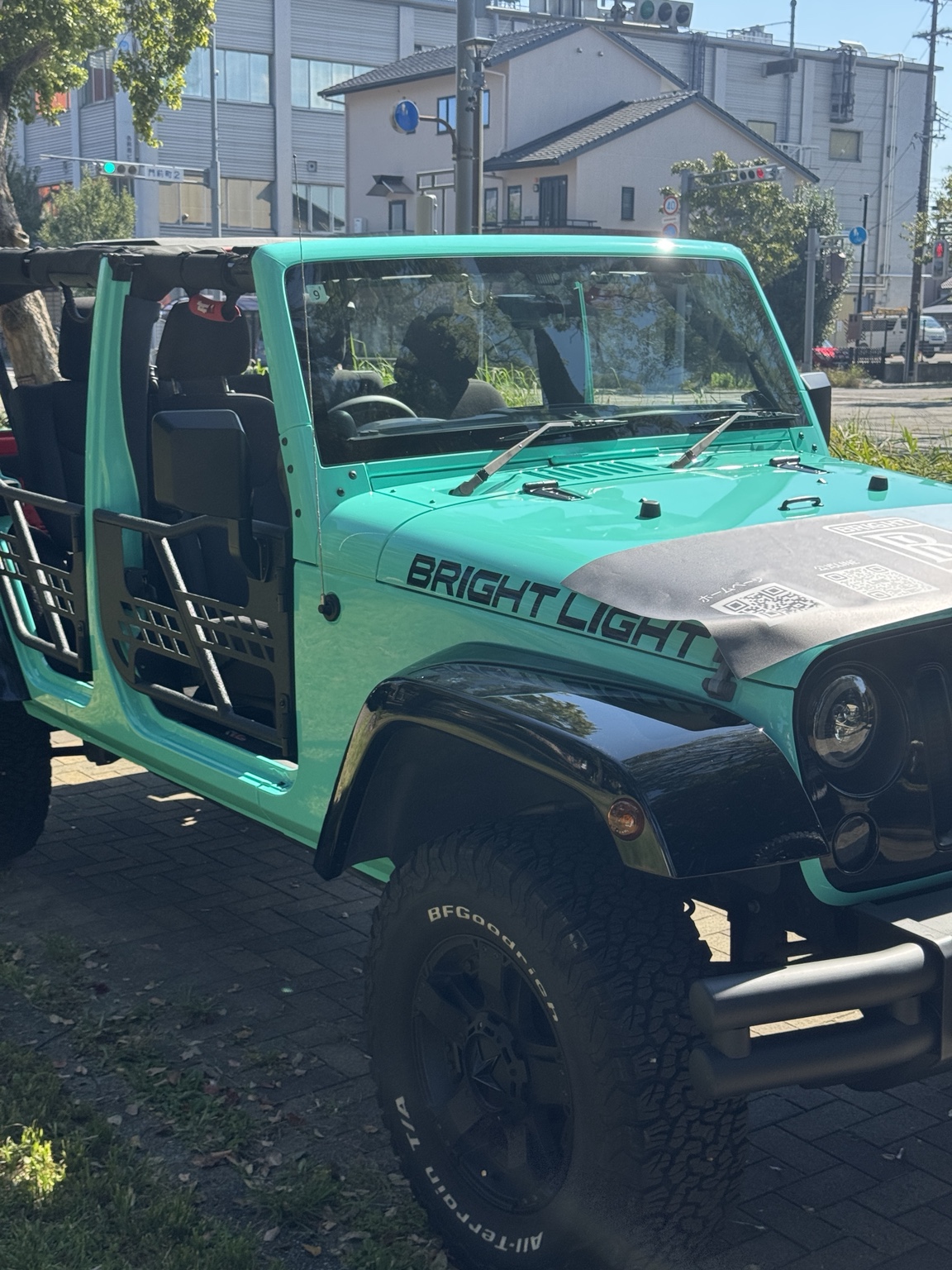 各務原公園のドレマルシェに出展した、Tiffany BlueのカラーPPF施工済みジープ ラングラーの前側。